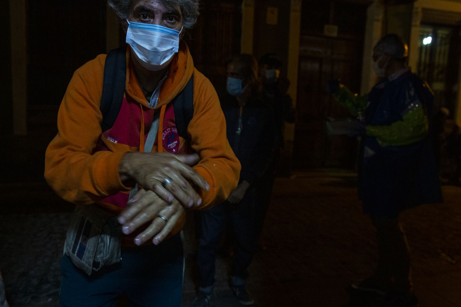 Entrega de alimentos en el convento de las Monjas de la Sangre