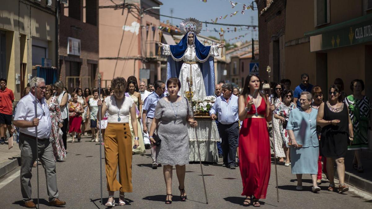 Un instante de la popular procesión en honor a la Virgen de las Nieves en las fiestas de agosto de 2019, prepandemia.