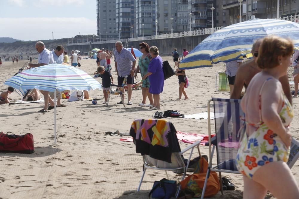 Domingo de calor y de atascos en Asturias