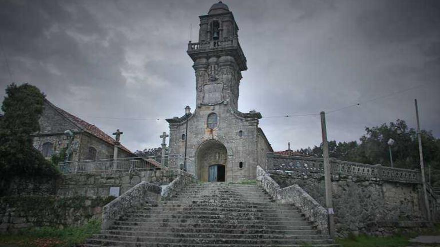 El recinto de la iglesia de Coiro será acondicionado. // Santos Álvarez