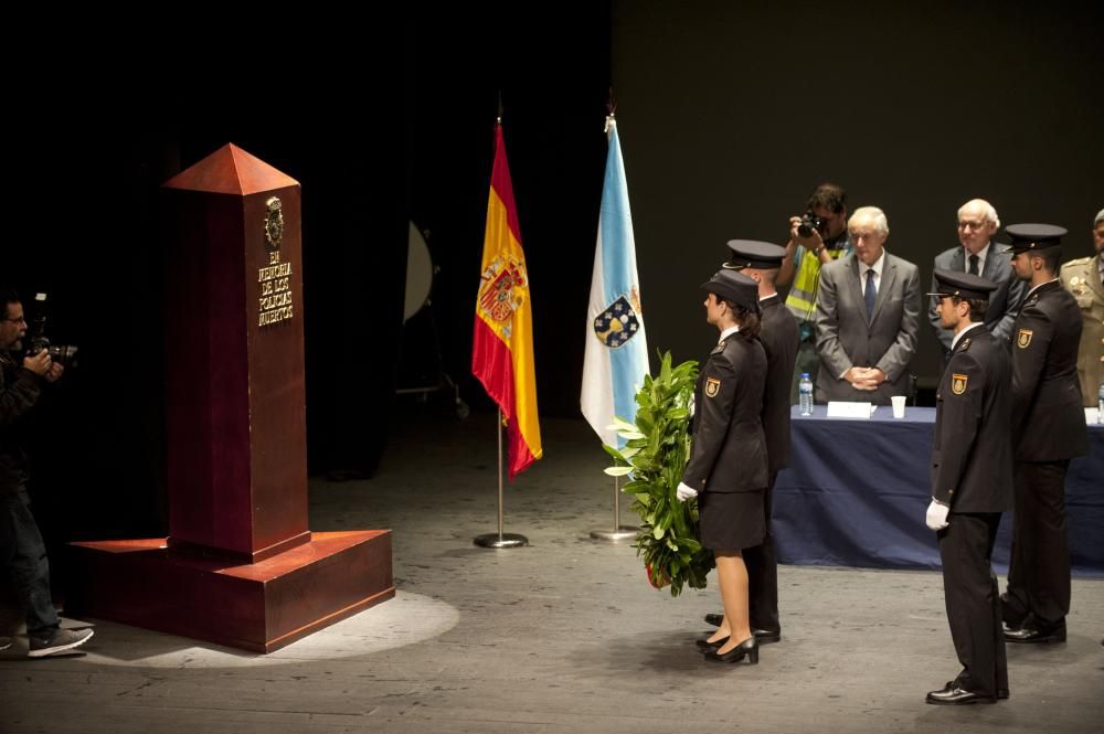 En un acto celebrado en el teatro Colón, se han impuesto las Medallas al Mérito Policial a los integrantes de la Policía Nacional que a lo largo del año han destacado por su entrega al servicio.