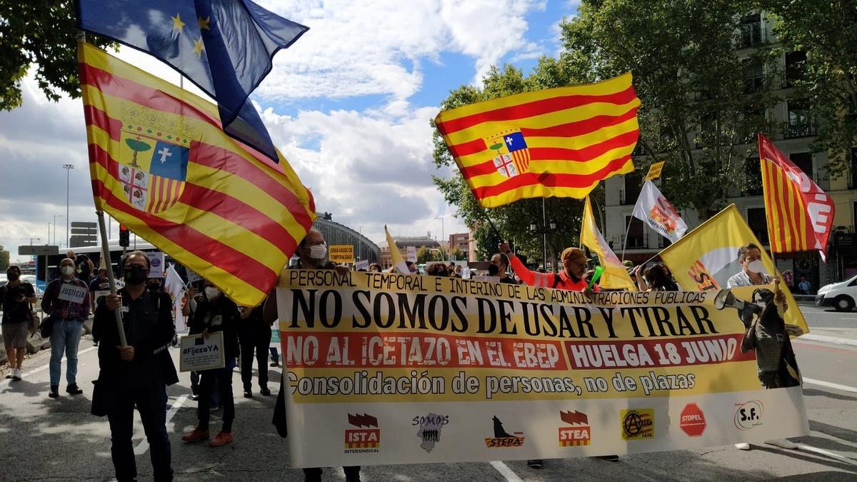 Los interinos aragoneses protestan en Madrid por el &quot;abuso de temporalidad&quot; en las Administraciones.