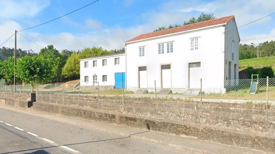 O local social de Ordoeste, A Baña, está situado diante do restaurante O Arranca. Foto: GM