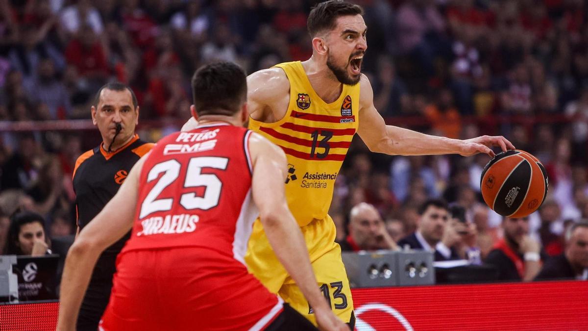 Tomas Satoransky ordena una jugada frente a la defensa de Alec Peters.