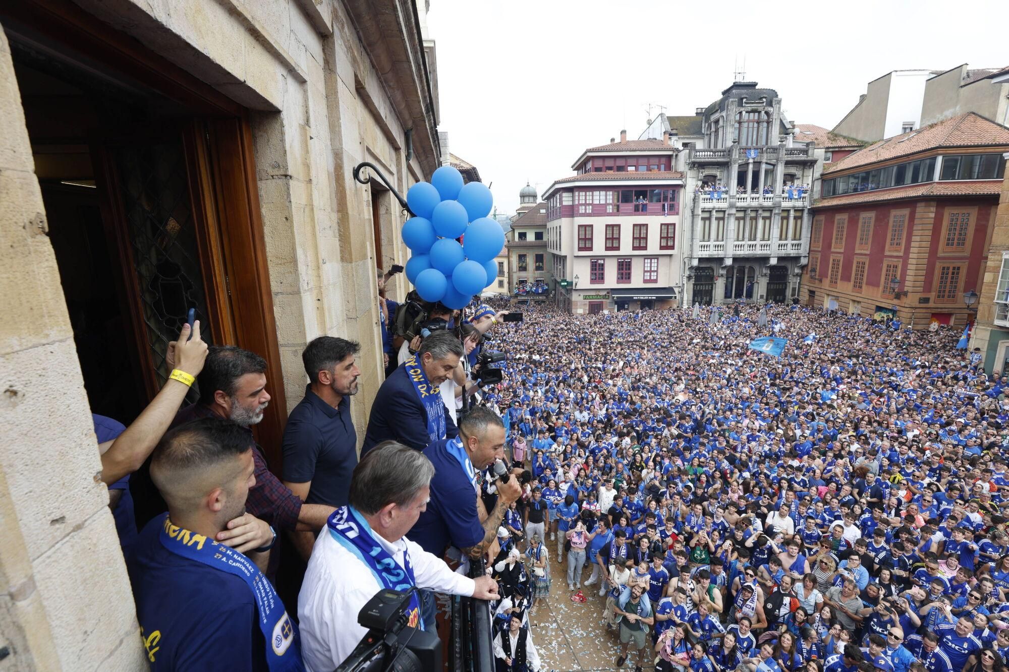 Locura azul en las calles de Oviedo para celebrar el ascenso del equipo a Primera División