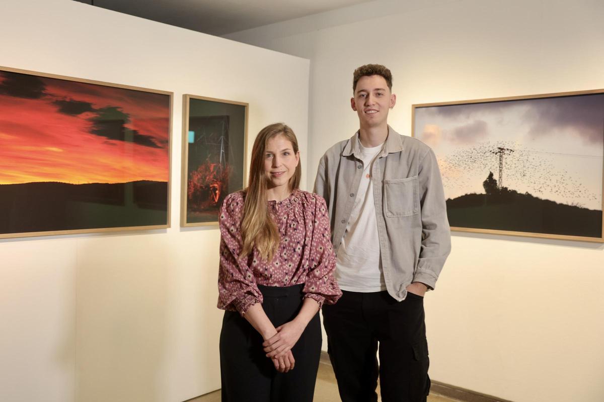 Lidón Forés, comissària del projecte de la V Beca Fragments, amb Andreu Esteban.