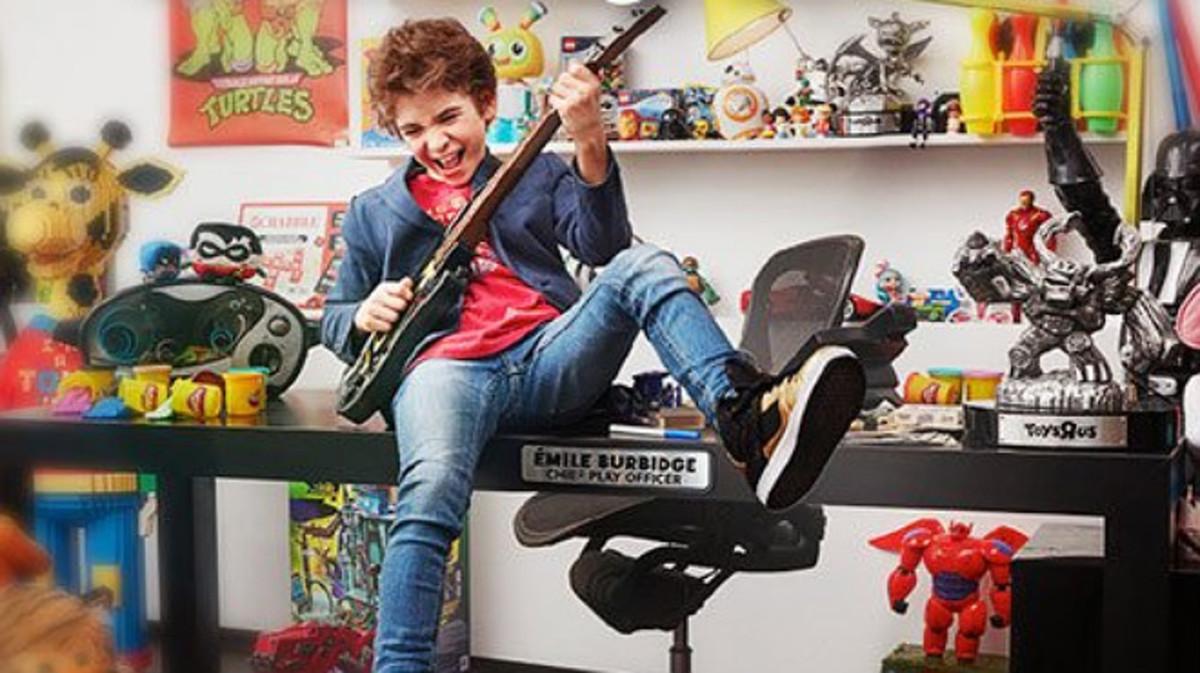 Emile Burbidge, a sus 12 años, es el nuevo presidente de diversión general de Toys 'R' Us.