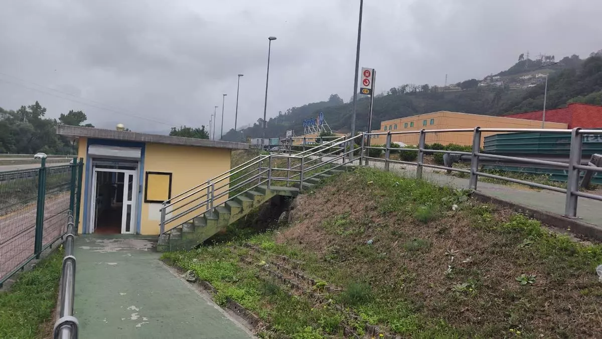 Detenido tras intentar apuñalar a su expareja en un apeadero de tren junto al centro comercial de Mieres