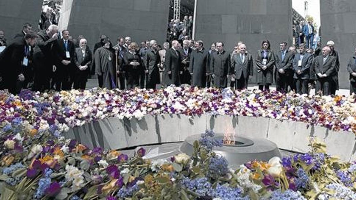 Tributo floral de las delegaciones asistentes a la ceremonia, este viernes.