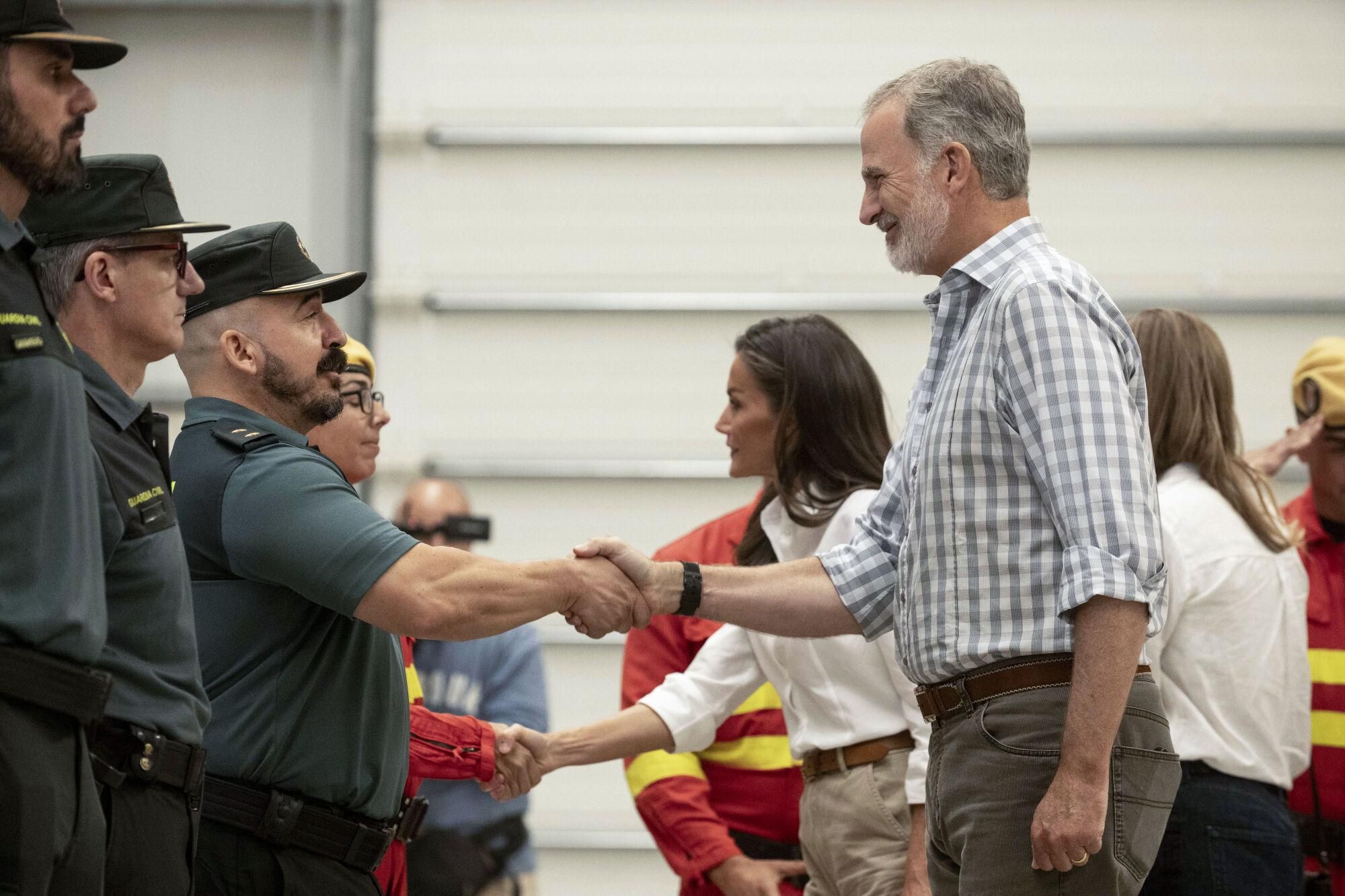 VERÍN (OURENSE), 28/08/2025.- Los reyes Felipe VI y Letizia saludan a varios guardias civiles y miembros de los servicios de extinción mientras visitan el Centro de Coordinación del Distrito Forestal XIV de Verín (Ourense), este jueves, para conocer de primera mano los daños causados por los incendios forestales en la provincia gallega. EFE/ Brais Lorenzo