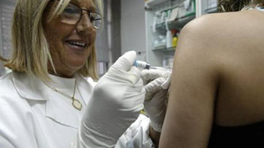 Sanidad comienza a vacunar a cinco mil adolescentes contra el cáncer de útero