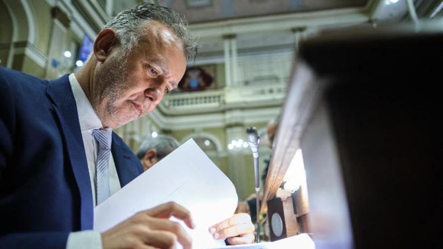Ángel Víctor Torres consulta una documentación antes de comenzar el primer pleno del Parlamento de Canarias de esta nueva legislatura.