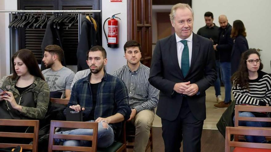 Javier Sesma, con los alumnos del máster de Transporte.