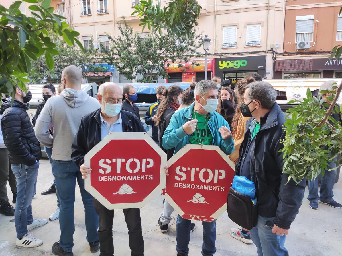 Varios activistas de la PAH