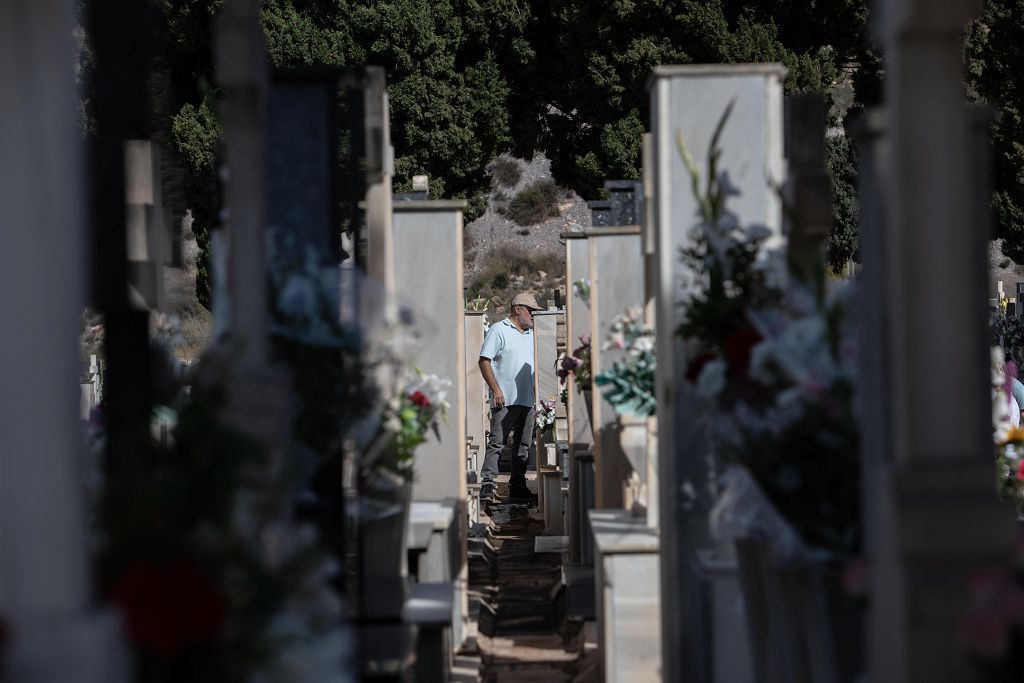 Víspera del día de Todos los Santos en el cementerio de Los Remedios de Cartagena