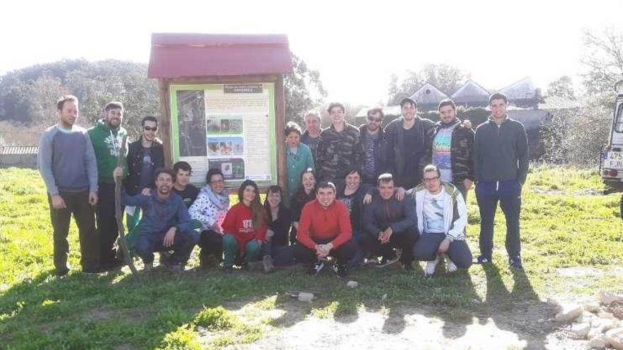 Los promotores, ante el panel. // Faro