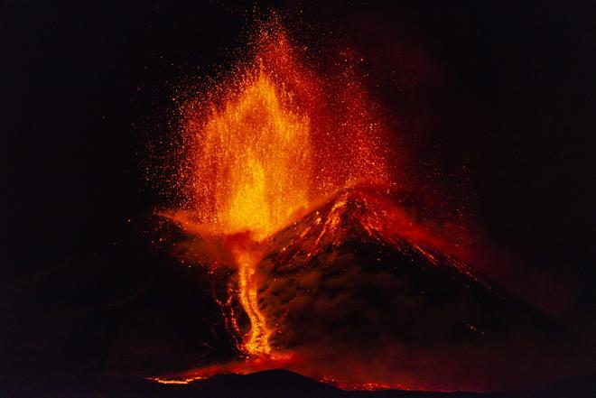 Lava brota del cráter sureste del monte Etna visto desde Nicolosi cerca de Catania, a última hora de la tarde del viernes 1 de diciembre de 2023
