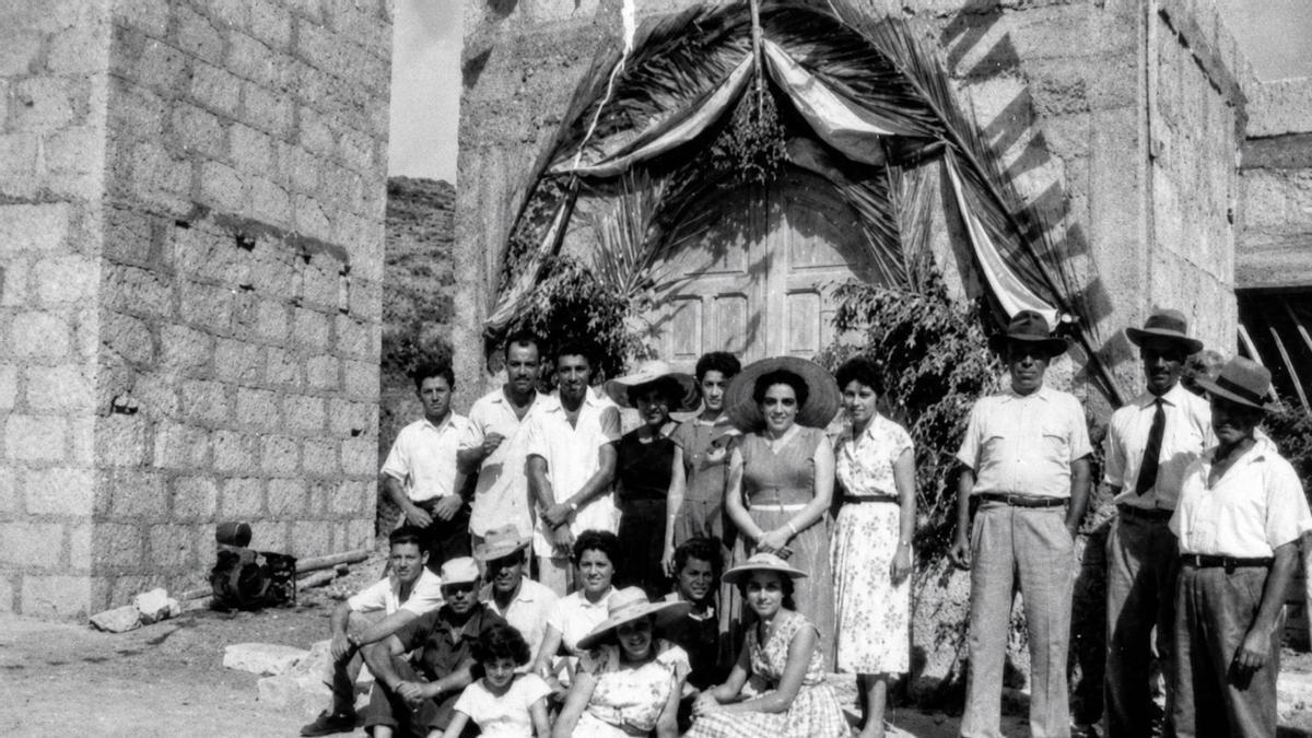Grupo de vecinos de El Tablado ante la ermita de San Carlos construida en 1956