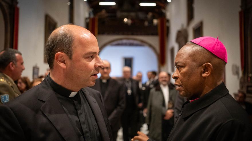 El obispo jura fidelidad ante el Cristo de La Laguna en la víspera de su toma de posesión
