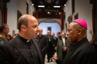 Juramento del nuevo obispo Eloy Alberto Santiago ante el Cristo