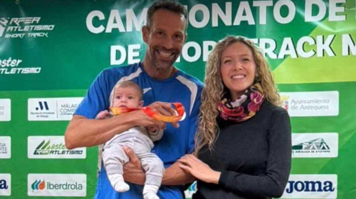 Juanra Pous con su mujer y su hijo, en el podio del Nacional Máster