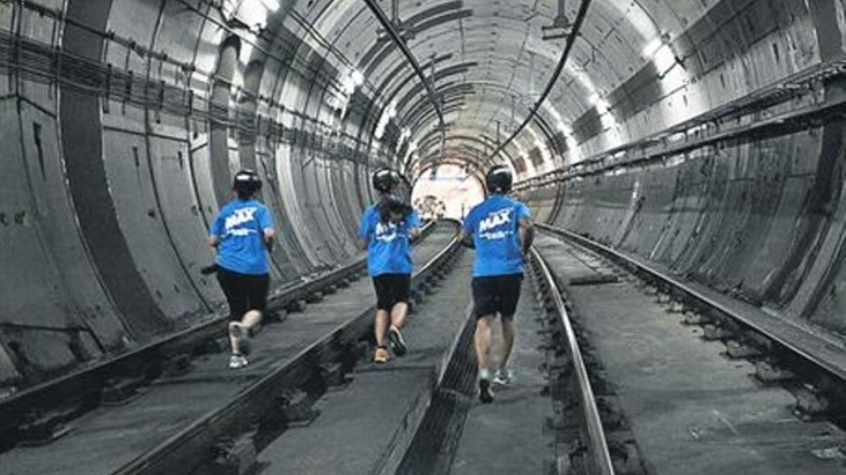 Tres corredores en la primera edición de la 'Discovery underground', el año pasado en el metro de Madrid.