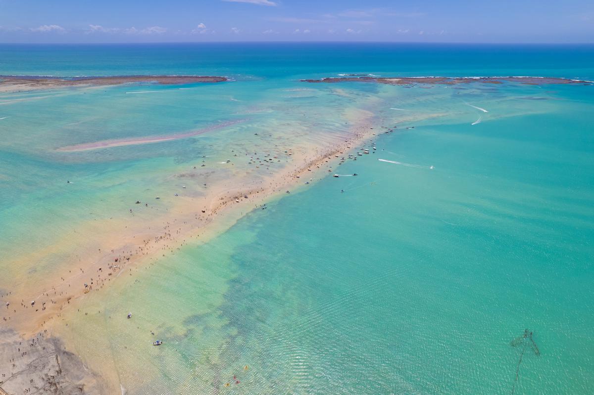 El Caminho de Moisés está en Maragogi, Brasil y aparece solo algunos días al mes cuando la marea baja entre 0.1 y 0.2 metros. En ese momento se forma un banco de arena de cientos de metros que se puede recorrer caminando con agua a ambos lados del mar.