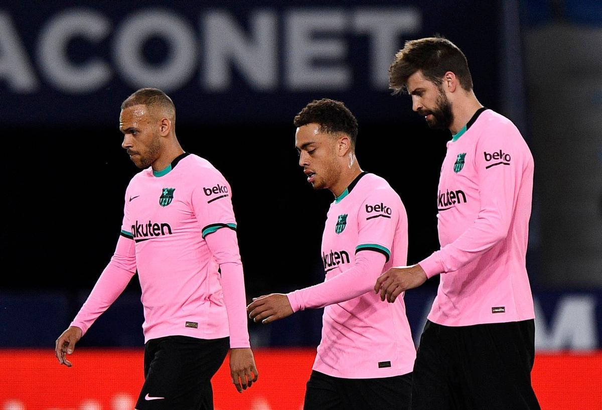 Braithwaite, Dest y Piqué, tras el empate del Barça con el Levante.