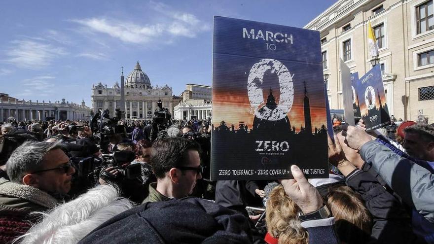 Activistas contra los abusos del clero ayer al mediodía, en la plaza de San Pedro, tras el ángelus.