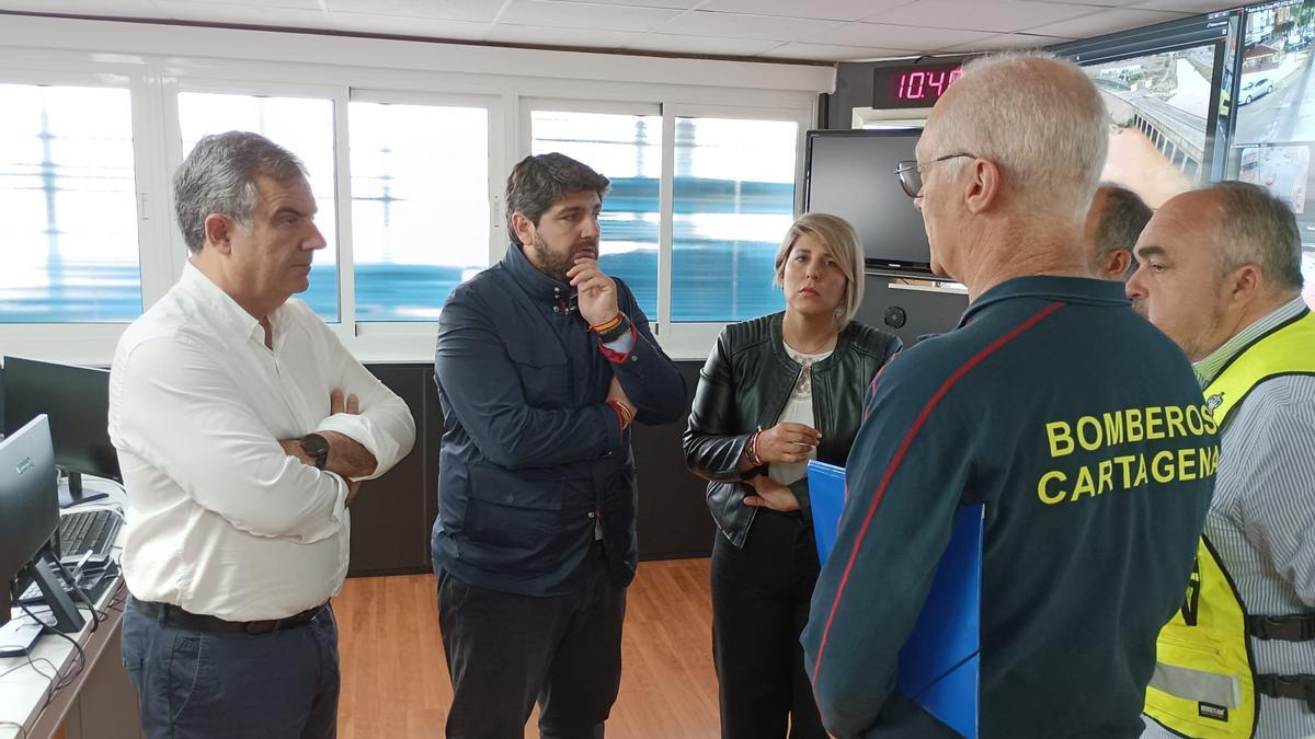 El presidente de la Comunidad, Fernando López Miras, re ha reunido este martes con la alcaldesa de Cartagena y los servicios de emergencia del municipio portuario.