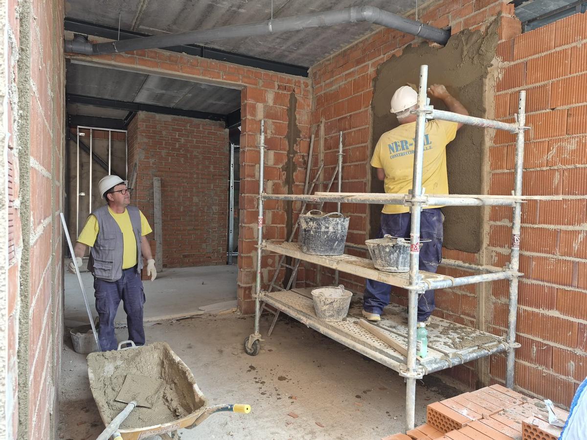 Los trabajadores en el interior del edificio.