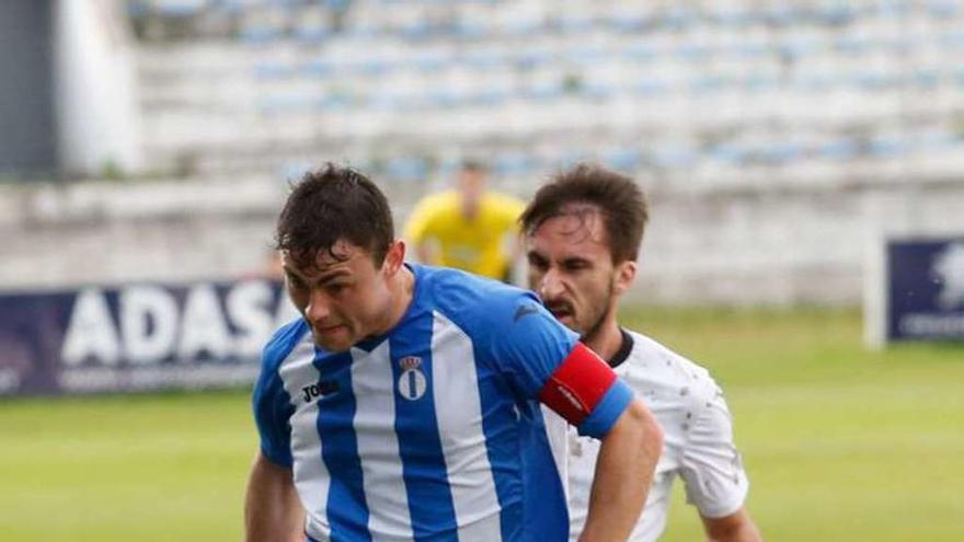 Matías pugna con Gerardo, exjugador del Avilés y del Urraca.