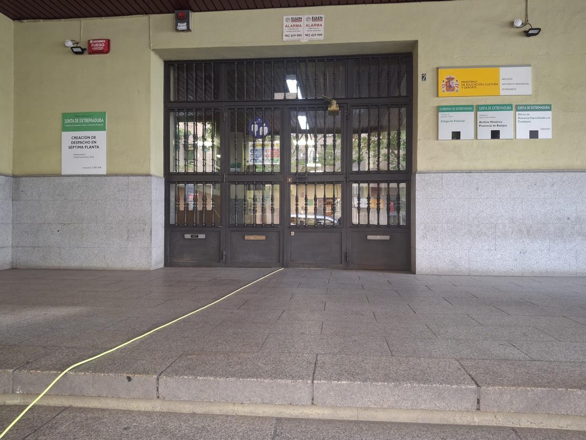 Entrada principal del edificio de la Delegación Provincial de Educación de Badajoz, en la avenida de Europa.