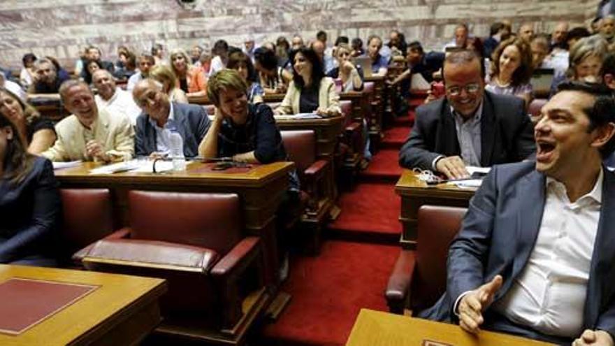 Tsipras ríe durante la sesión parlamentaria de hoy.