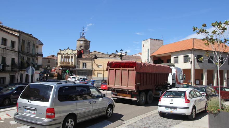 Vehículos atravesando la carretera N-122 por Alcañices donde el tránsito es continuo