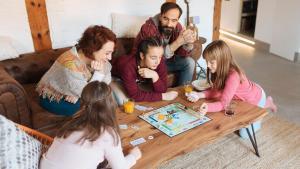 Cinco juegos de mesa para disfrutar en familia de una Semana Santa pasada por agua.