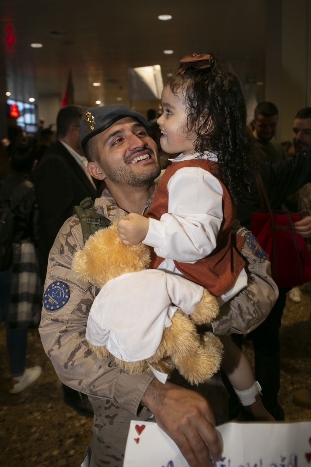 Emocionante llegada al aeropuerto de Asturias de los militares que regresaron de Mali