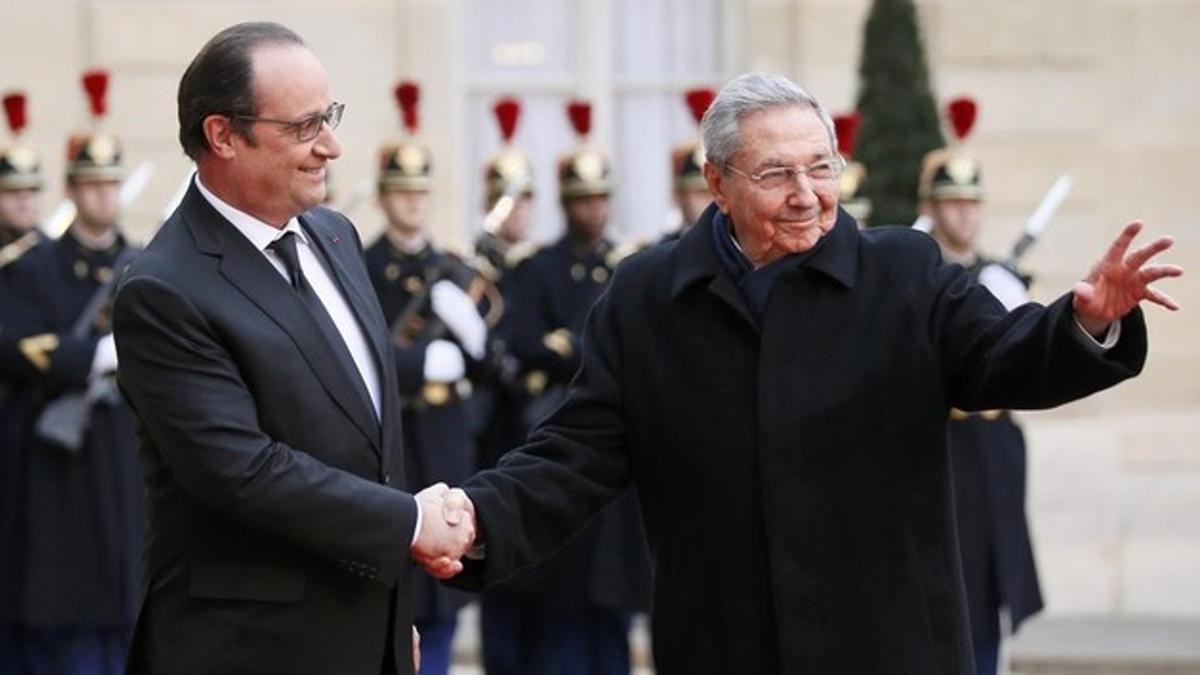 Hollande recibe al presidente de Cuba, Raúl Castro, en el Elíseo.