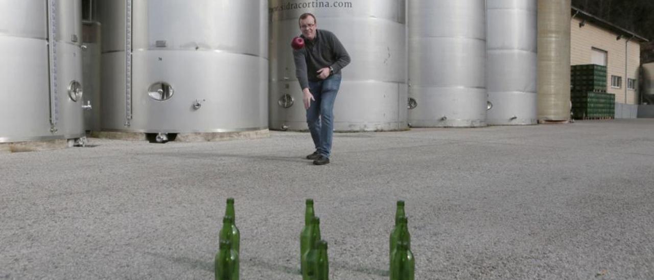 Tino Cortina: &quot;Cuesta mantener viva la esencia de la sidra con el bombardeo mediático de otras bebidas&quot;