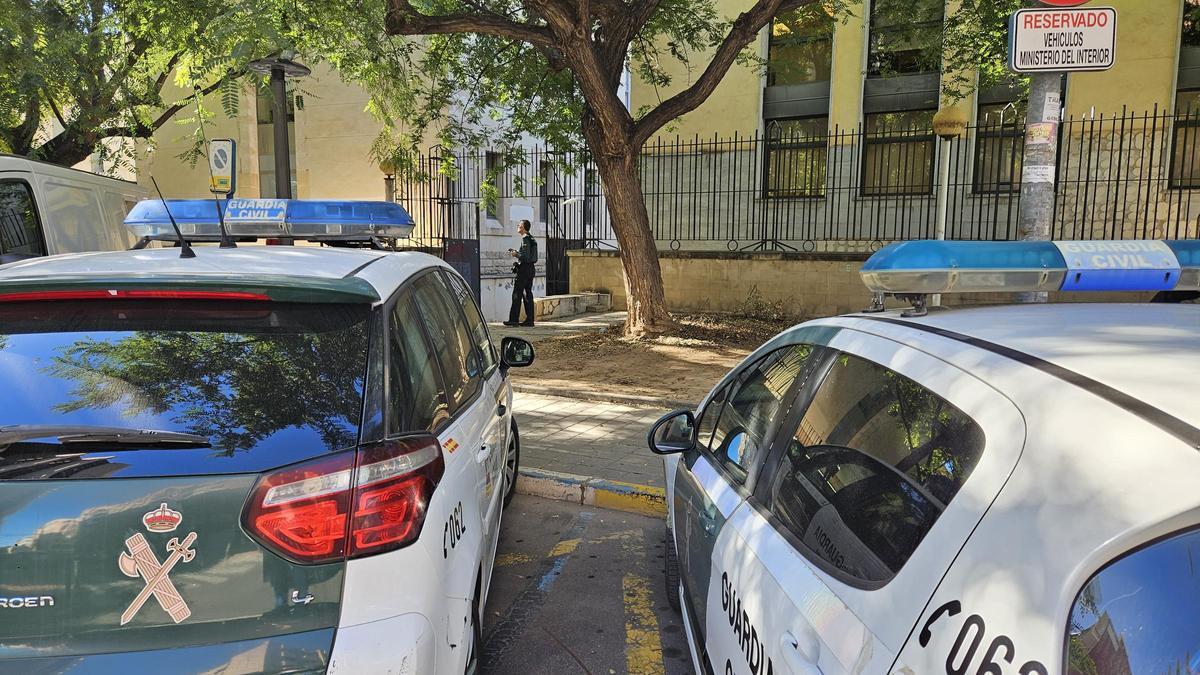 Vehículos de la Guardia Civil el pasado miércoles en los Juzgados de Alicante.