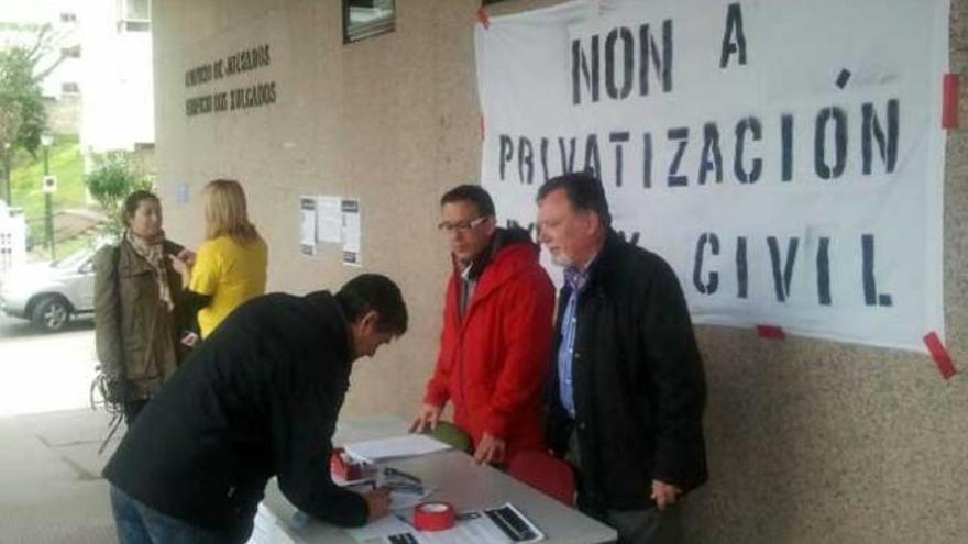 La mesa, instalada en la puerta del juzgado / FdV