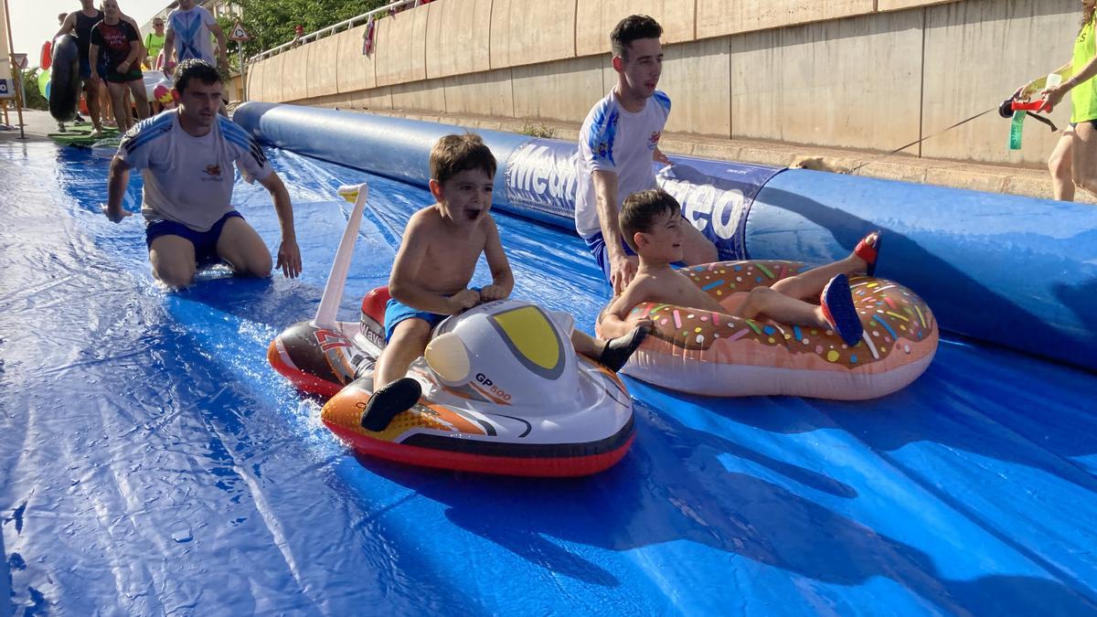 Los vecinos pudieron refrescarse con el &#039;Summer Splash&#039; de Bou per la Vila.