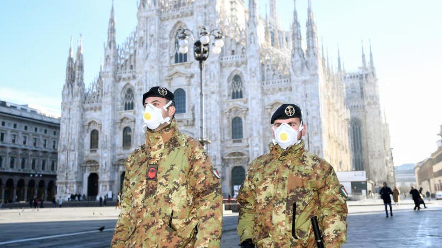 Soldats amb mascara davant la catedral de Milà