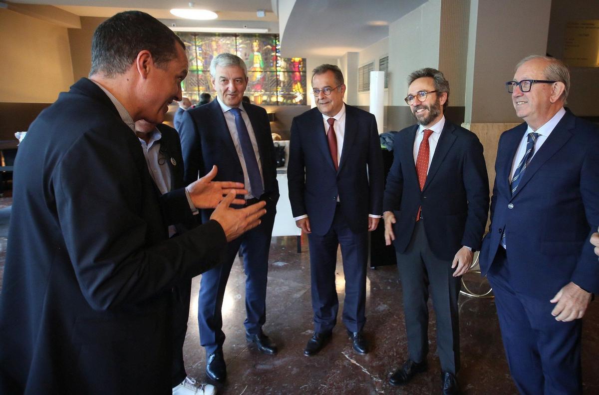 Desayuno informativo con Salvador Illa en Pamplona organizado por Diario de Noticias y EL PERIÓDICO. En el centro de la imagen, Iñaki Alzaga, presidente del Grupo Noticias; Albert Sáez, director de EL PERIÓDICO, y AItor Moll, consejero delegado de Prensa Ibérica, conversan con otros asistentes al evento.