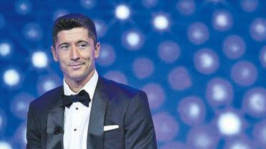 Robert Lewandowski, con el premio al mejor jugador.