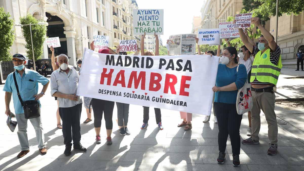 Las &#039;colas del hambre&#039; llegan a Cibeles para exigir un plan de emergencia social en Madrid