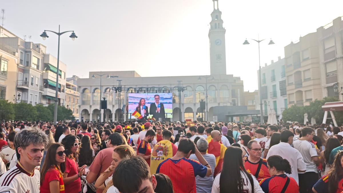 Así vive la provincia de Córdoba la final del Mundial: pantallas en las plazas y miles de aficionados. Así vive la provincia de Córdoba la final del Mundial: pantallas en las plazas y miles de aficionados.