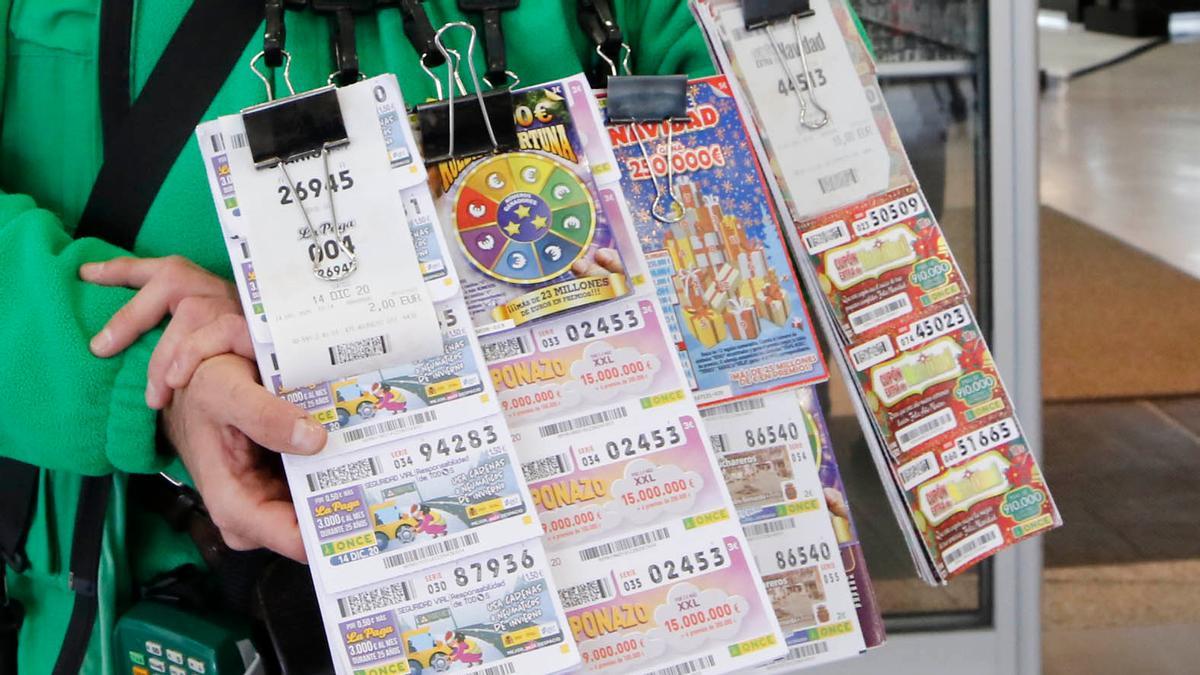 Un vendedor de la ONCE muestra distintos cupones.