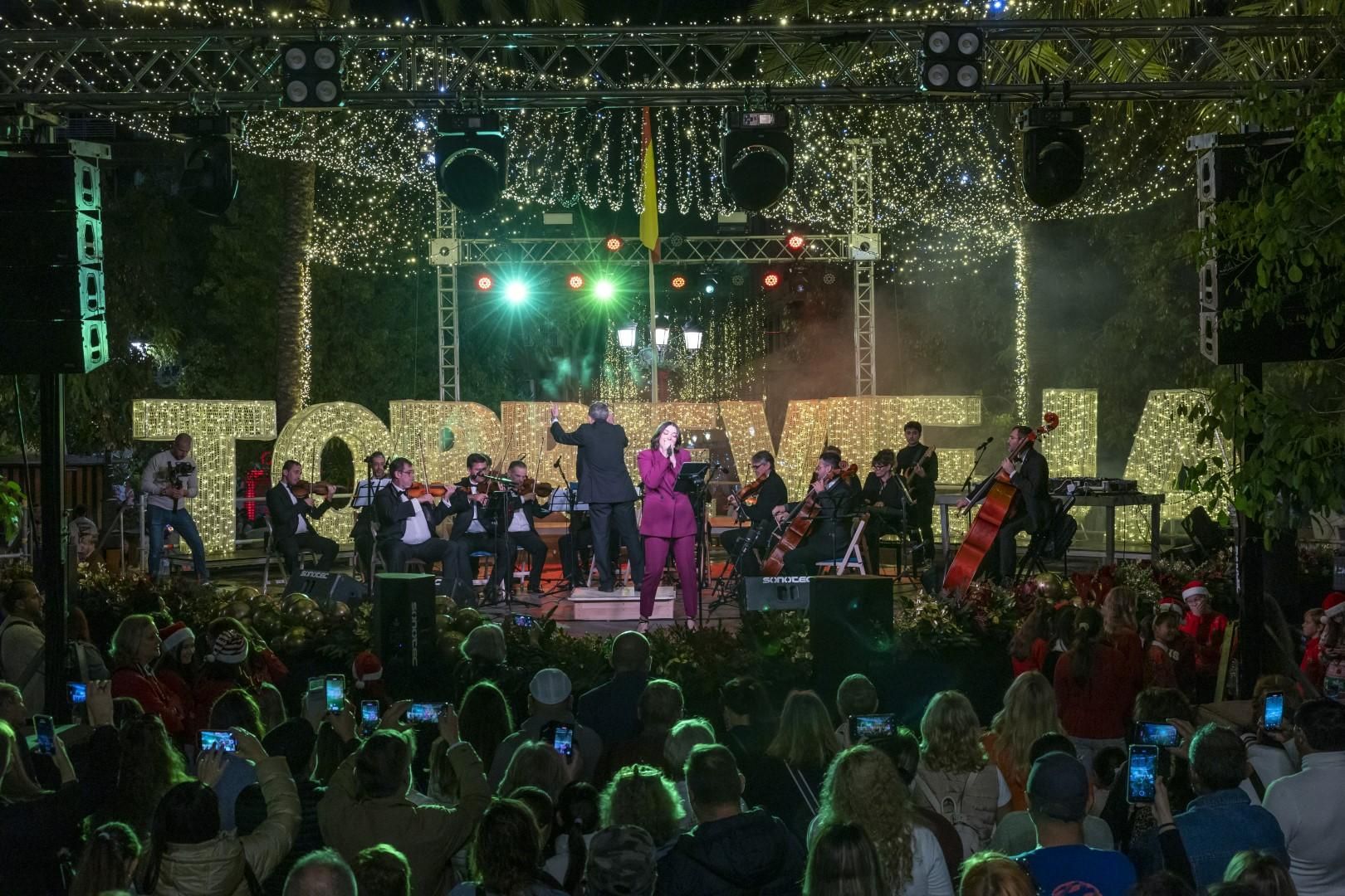 La fiesta de encendido del alumbrado especial de fiestas patronales y Navidad de Torrevieja, en imágenes