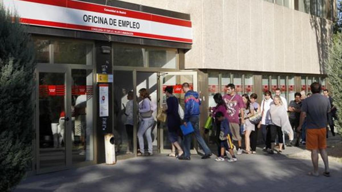 Cola de parados ante una oficina de empleo en Madrid.